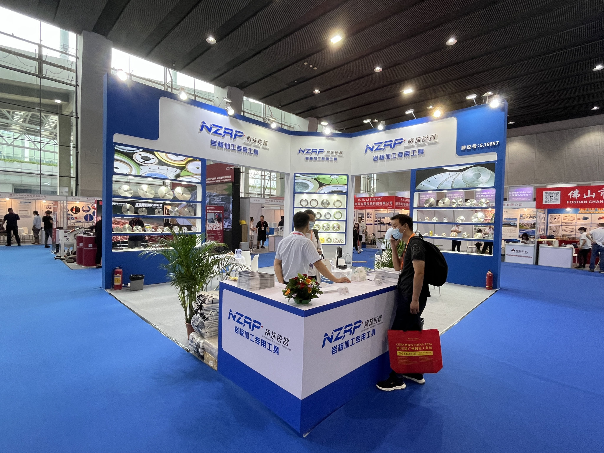 如何通过展位设计提升品牌形象、吸引潜在客户？